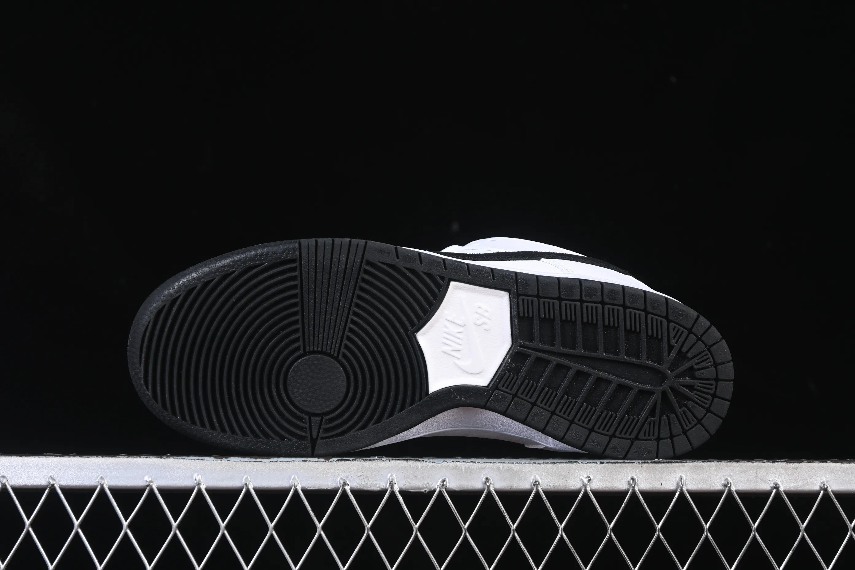 All Categories Nk SB Dunk Series Nk SB Dunk Low Low-top sneakers Nike SB Dunk Low Classic white and black Low-top casual sneakers HF3704-100